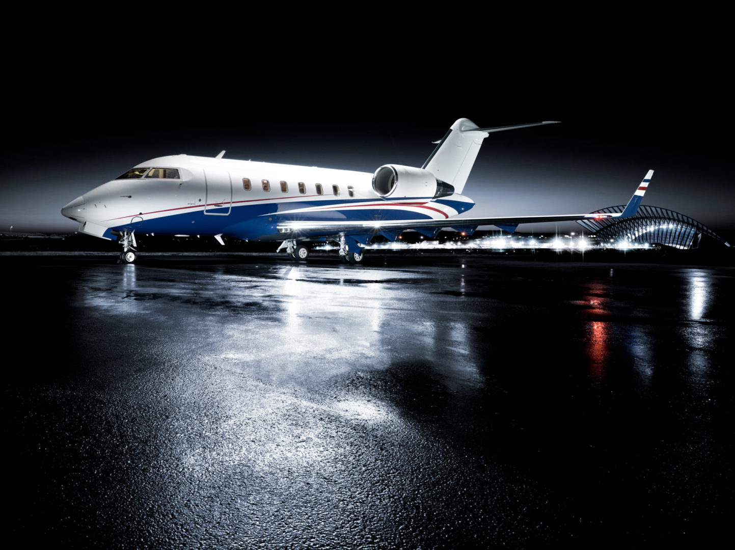 Large cabin corporate jet